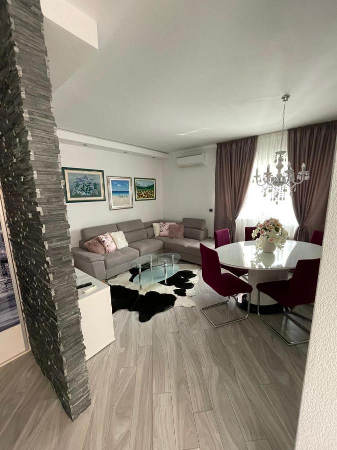 Villa J&J Apartments Residence With Swimming Pool Podstrana Eksteriør billede